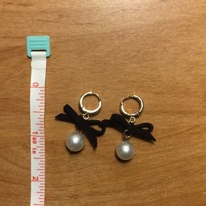 Ribbon faux pearl earrings
